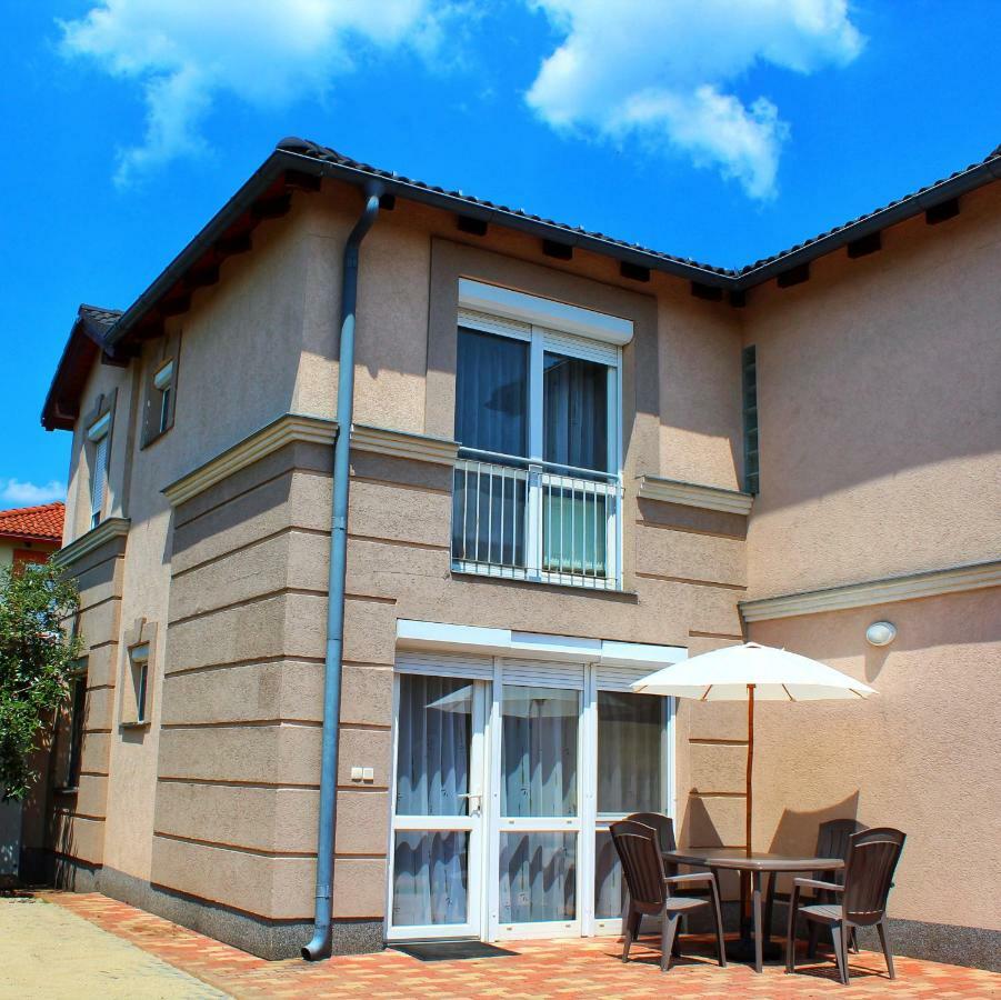 Iris Vendégház Hajduszoboszlo Exterior foto